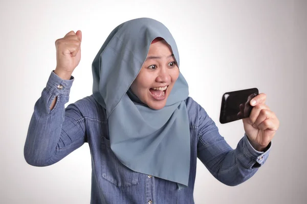 Mulher Muçulmana Asiática Feliz Animado Para Jogar Jogos Seu Telefone — Fotografia de Stock