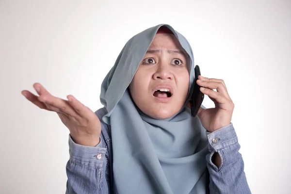 Retrato Mulher Muçulmana Asiática Vestindo Hijab Discutir Telefone Comunicação Telefone — Fotografia de Stock