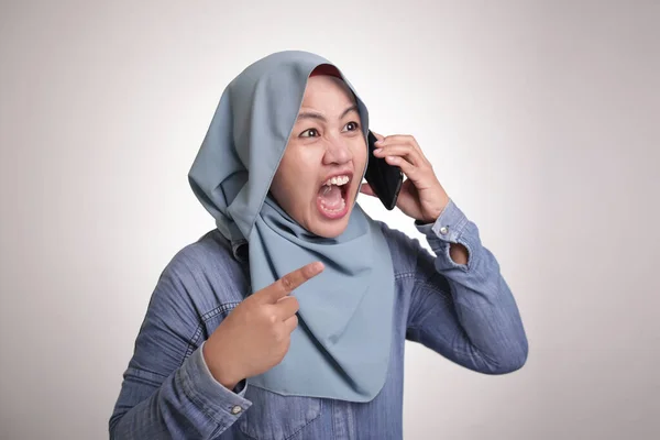 若いアジアのイスラム教徒の女性は 彼女の電話で叫んで 電話で怒っている 白い体の肖像画を閉じます — ストック写真