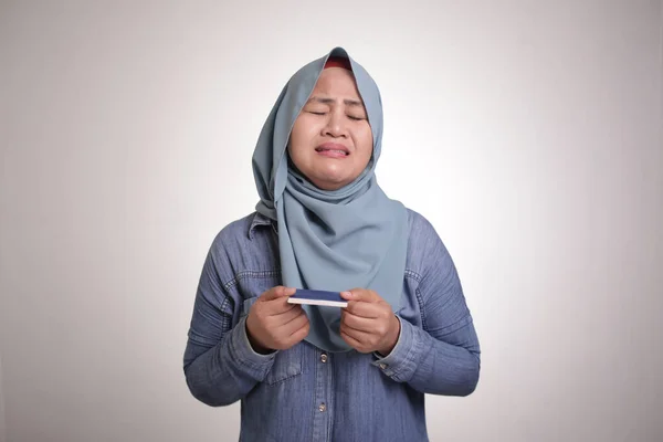 Portret Muzułmanki Azjatyckiej Zdezorientowanej Zaniepokojonej Przy Trzymaniu Karty Kredytowej Koncepcja — Zdjęcie stockowe