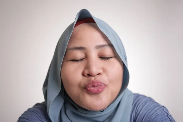 Portrait Asian Muslim Woman Doing Air Kiss Gestur Isolated White — Stok Foto