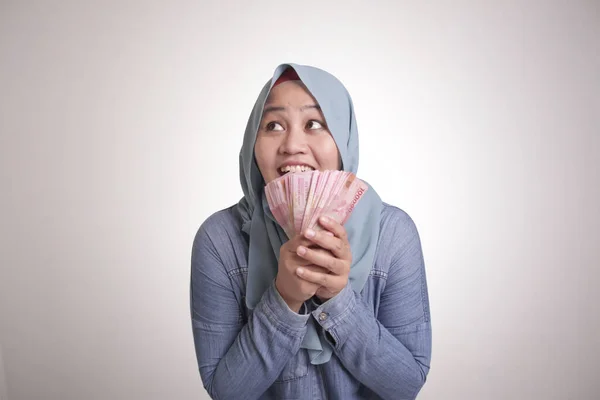 Retrato Mulher Muçulmana Indonésia Segurando Dinheiro Rupias Sorrindo Pensando Gesto — Fotografia de Stock