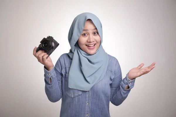 Portræt Glad Asiatisk Muslimsk Kvinde Fotograf Holder Kamera Smilende Isoleret - Stock-foto