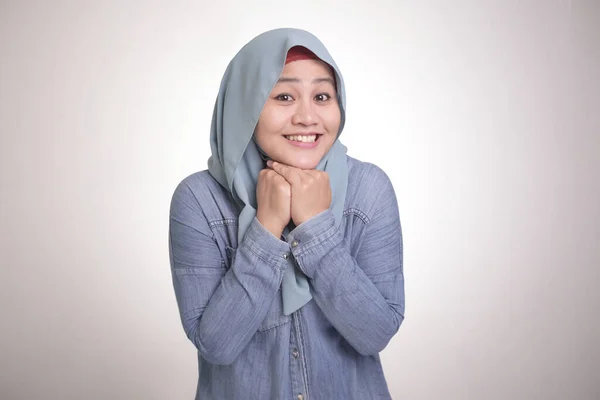 快乐美丽的年轻亚洲穆斯林女子的画像 头戴头巾 面带微笑 摆出一副相机的样子 快乐休闲休闲的日常活动 — 图库照片