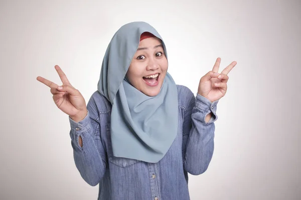 Retrato Feliz Bela Jovem Asiático Muçulmano Senhora Vestindo Hijab Sorrindo — Fotografia de Stock