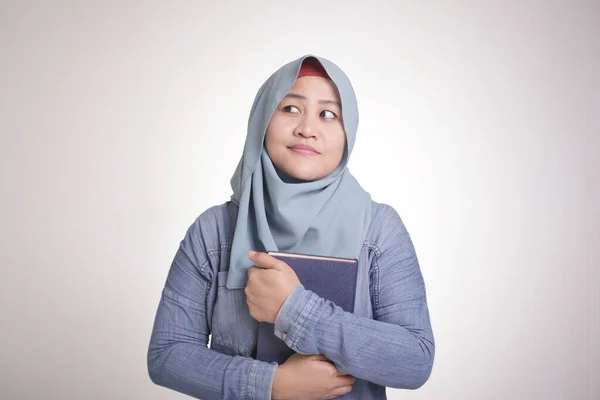 Portrait Young Asian Muslim Woman Wearing Hijab Holding Book Thinking — Stok Foto