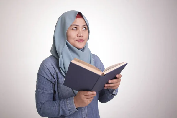 Porträt Einer Jungen Asiatischen Muslimin Hijab Die Ein Buch Mit — Stockfoto