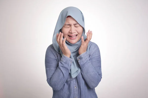 Retrato Mujer Musulmana Asiática Triste Usando Hijab Llorando Concepto Depresión —  Fotos de Stock