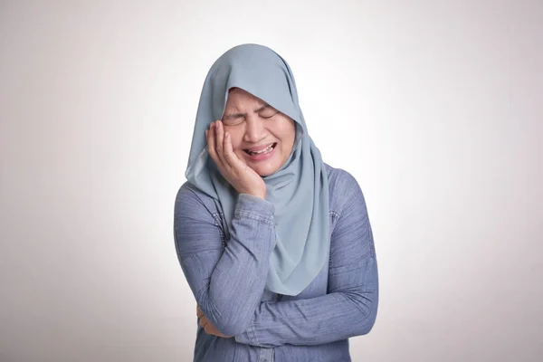 Portré Szomorú Ázsiai Muszlim Visel Hidzsáb Sírás Depresszió Koncepció — Stock Fotó