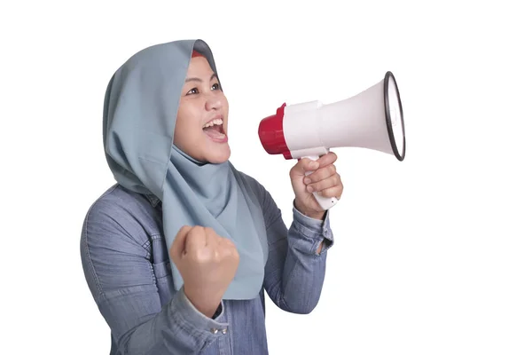 若いアジアのイスラム教徒の女性はメガホンで叫んでヒジャーブを着て カメラを指しています リーダー支持者や抗議者の概念 身体の肖像画を閉じる — ストック写真