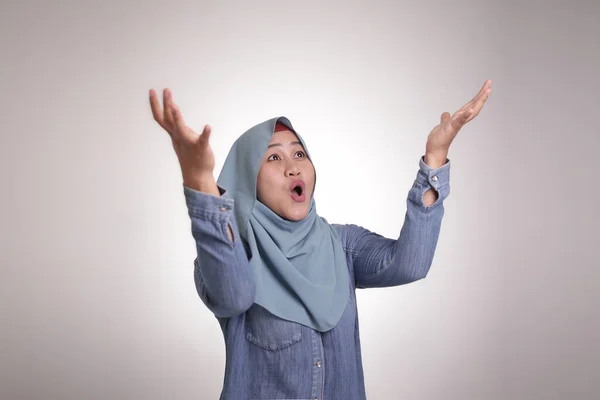 Porträtt Glad Muslimsk Kvinna Firar Seger Vinna Gest Leende Och — Stockfoto