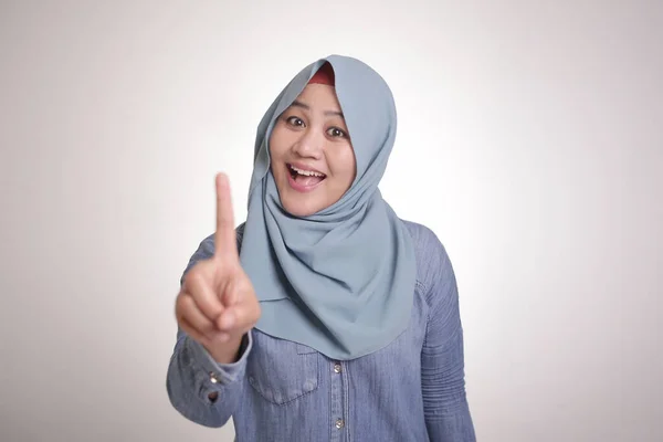 Junge Asiatische Muslimin Hijab Mit Erhobenem Zeigefinger Geste Nummer Eins — Stockfoto