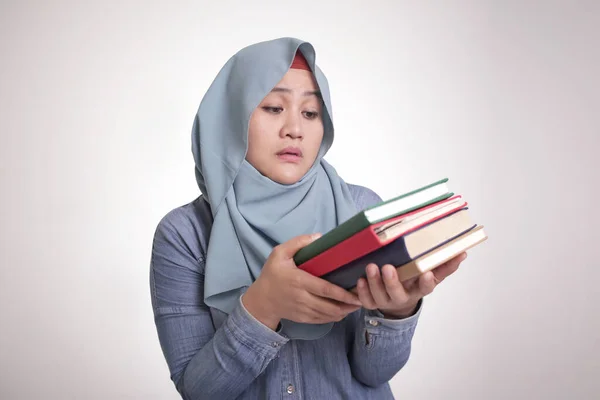 Портрет Милой Азиатской Мусульманки Больной Уставшей Читающей Слишком Много Книг — стоковое фото