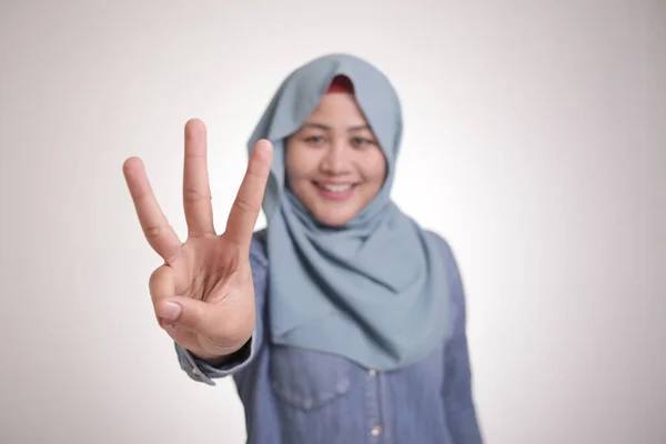 Portrait Muslim Woman Wearing Hijab Looking Camera Smile Show Number — Stok Foto