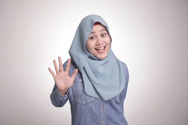 Porträt Einer Muslimischen Frau Hijab Die Lächelnd Die Kamera Blickt — Stockfoto