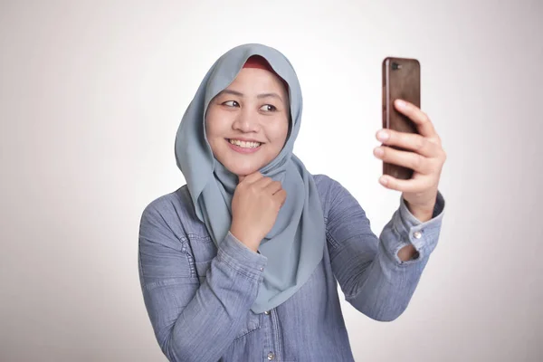 Ritratto Donna Musulmana Che Indossa Hijab Sorridente Scatta Foto Selfie — Foto Stock