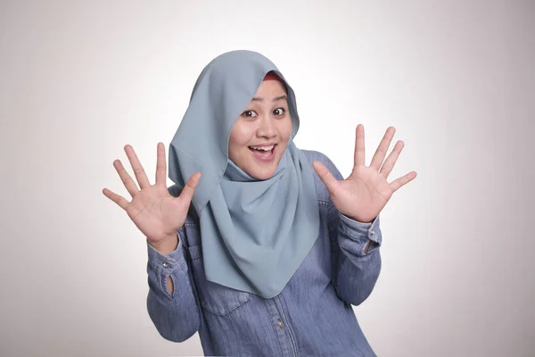 Retrato Mujer Musulmana Con Hijab Mirando Cámara Sonriendo Muestra Número —  Fotos de Stock