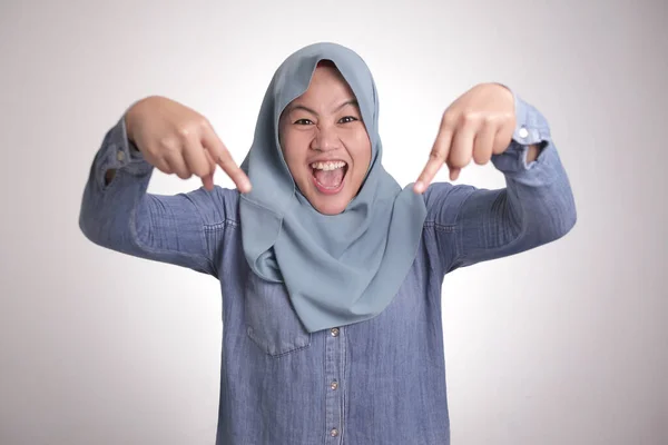Retrato Mulher Muçulmana Asiática Surpreso Apontando Para Baixo Isolado Branco — Fotografia de Stock