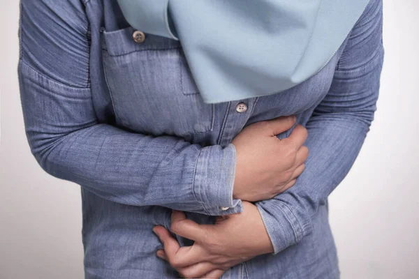 Porträt Einer Asiatischen Muslimin Mit Bauchschmerzen Gesundheit Und Medizinischem Konzept — Stockfoto