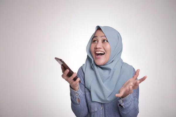 Portrait Asian Muslim Woman Surprised Smiling Happy See Something Using — Stock Photo, Image