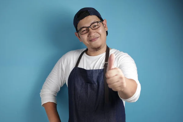 男性アジア料理人やウェイターの肖像画は 親指アップジェスチャーを示しています 誇りに思って自信を持ってシェフは Okサインを示しています コピースペースと青の背景 — ストック写真