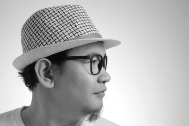 Fotoğraf resim portre mutlulukla gülümseyerek, beyaz duvar karşı tarafa bakarak komik çekici şirin Asyalı gencin