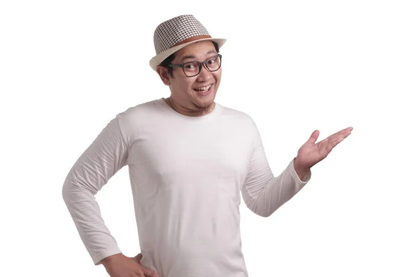 Jovem Asiático Vestindo Camisa Branca Sorrindo Mostrando Apontando Algo Seu — Fotografia de Stock