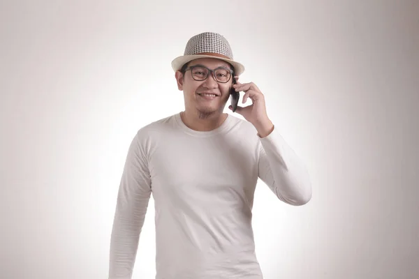 Attraktiv Ung Asiatisk Man Pratar Sin Telefon Glad Leende Skrattar — Stockfoto