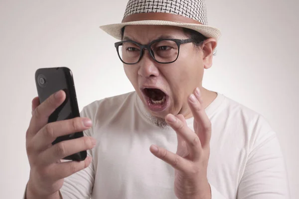 Atraente Jovem Asiático Falando Seu Telefone Recebendo Más Notícias Chocado — Fotografia de Stock