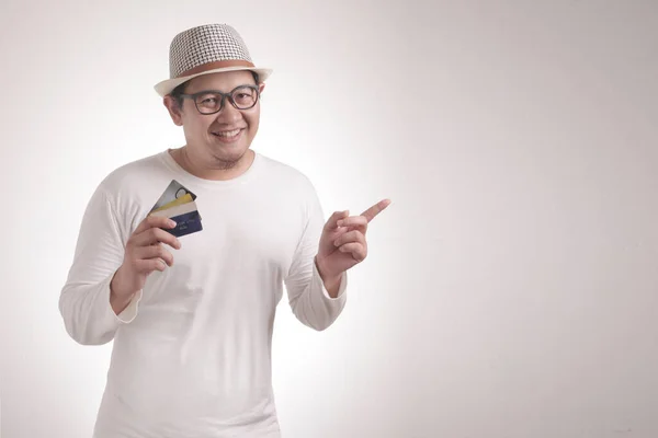 Pria Asia Tersenyum Pada Kamera Sambil Memegang Kartu Kredit Dan — Stok Foto