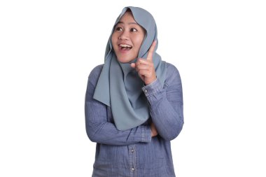 Meraklılık düşünce ifadesi ile başörtüsü takan Asyalı Müslüman iş kadınları. İyi bir fikir sahibi olmak, beyaz üzerinde izole