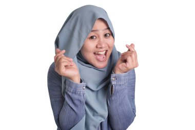 Mutlu gülümseyen Asya Müslüman kadının nakit, zengin ya da para hareketi yapması portresi