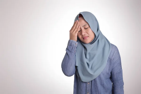 Retrato Ásia Muçulmano Senhora Vestindo Hijab Segurar Ela Cabeça Dor — Fotografia de Stock