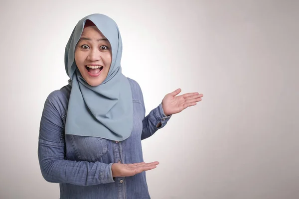 Portrait Jeune Femme Musulmane Heureuse Asiatique Souriante Pointant Vers Présentation — Photo