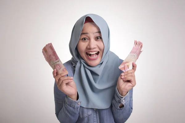 Potret Wanita Muslim Indonesia Yang Memegang Uang Rupiah Senyuman Gerakan — Stok Foto