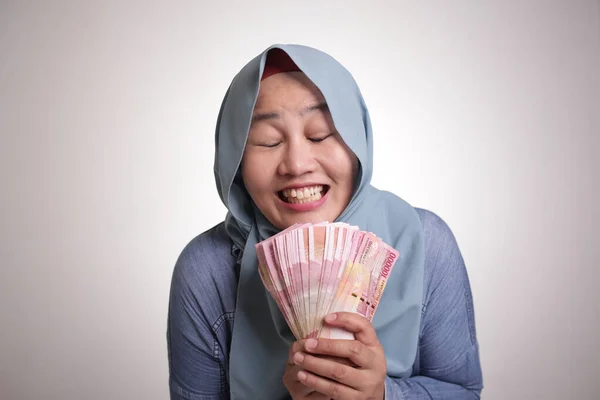 Porträt Einer Indonesischen Muslimin Mit Rupiah Geld Und Lachender Siegergeste — Stockfoto