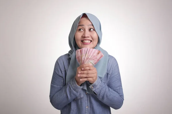 Porträt Einer Indonesischen Muslimin Mit Rupiah Geld Lächelnder Und Nachdenklicher — Stockfoto