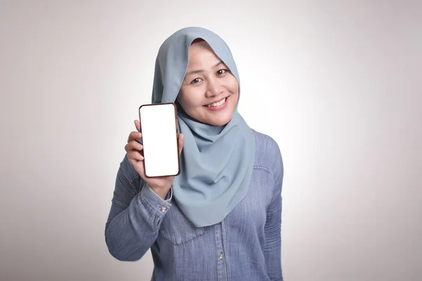 Portrett Asiatisk Muslim Kvinne Som Smiler Viser Fram Sin Smarttelefon – stockfoto