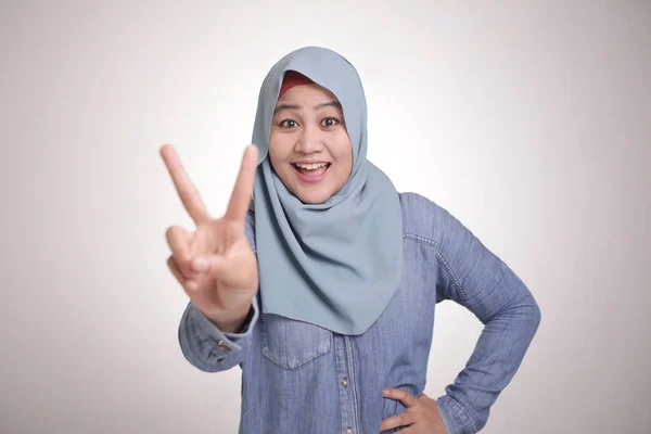 幸せな美しい若いアジアのイスラム教徒の女性の肖像画ヒジャーブの笑顔を着て カメラのためにポーズ 幸せなレジャーカジュアルな日常活動 — ストック写真