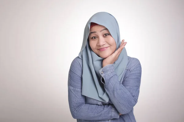 Retrato Feliz Bela Jovem Asiático Muçulmano Senhora Vestindo Hijab Sorrindo — Fotografia de Stock