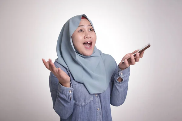 Portrait Asian Muslim Woman Surprised Smiling Happy See Something Using — Stock Photo, Image