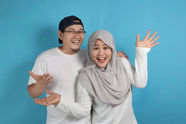 Portrait Happy Asian Muslim Couple Smile Husband Wife Hugging Full — Stok Foto