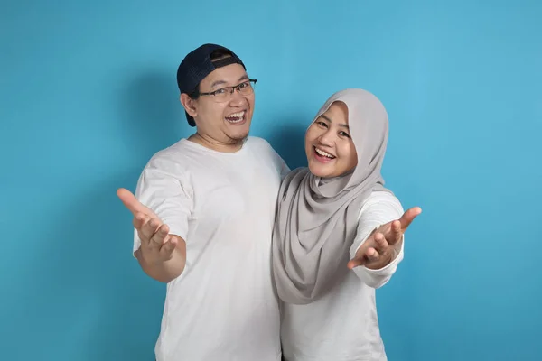 Mutlu Asyalı Müslüman Çiftin Portresi Gülümsüyor Karı Koca Sevgi Dolu — Stok fotoğraf
