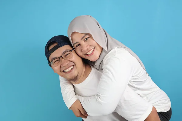 Portrét Šťastného Asijského Muslimského Páru Úsměvem Manžel Manželka Objímání Plné — Stock fotografie