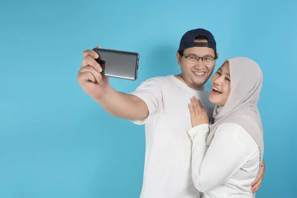 Portait Pasangan Muslim Asia Yang Bahagia Membuat Selfie Dan Tersenyum — Stok Foto