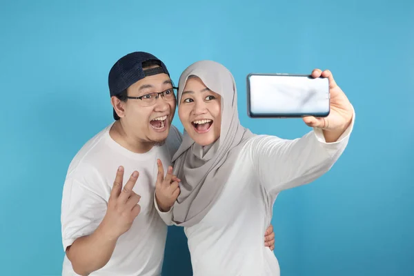 一对快乐的亚洲穆斯林夫妇自私自利 面带微笑 夫妻拥抱着充满爱心的家庭观念 — 图库照片