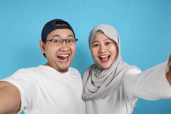 Portait Pasangan Muslim Asia Yang Bahagia Membuat Selfie Dan Tersenyum — Stok Foto