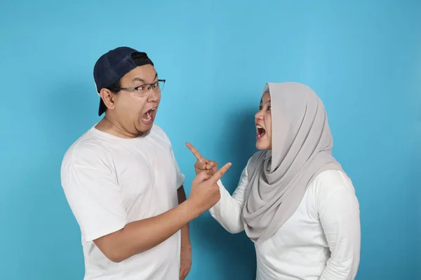 亚洲穆斯林夫妻吵架 争吵不休的形象 婚姻观念中的不良关系 — 图库照片
