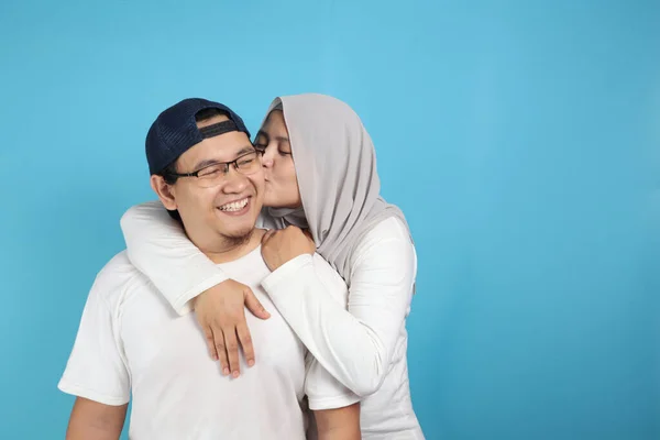 Portait Feliz Casal Muçulmano Asiático Sorrindo Marido Esposa Abraçando Beijando — Fotografia de Stock