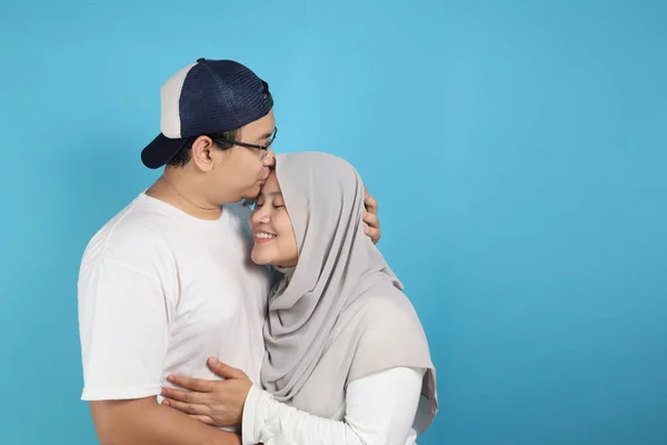 Portait Happy Asian Muslim Couple Smiling Husband Wife Hugging Kissing — Stock Photo, Image